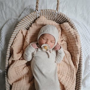 mushie-wiazana-czapeczka-bonetkxa-ivory.jpg