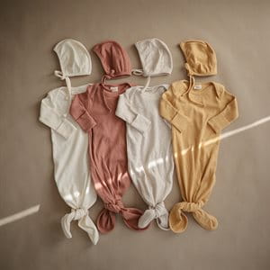 mushie-wiazana-czapeczka-bonetka-ivory.jpg