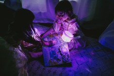Glo Pals Postać do kąpieli Lumi- zestaw z dwiema kostkami sensorycznymi świecącymi w wodzie