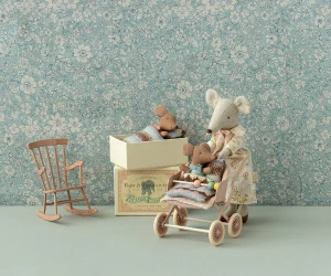 Maileg - Myszka Baby Sleepy/wakey w pudełeczku, dziewczynka-Rose