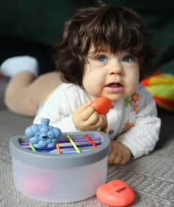 Sassy - zabawka STEM Sorter kubeczek z owocami