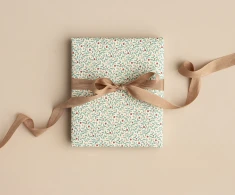 Maileg papier do pakowania prezentów - 10 m - Gift wrap, Berry branches - Dusty blue