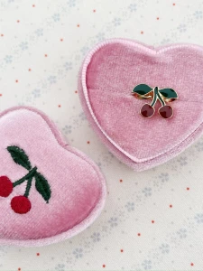 Konges Slojd - Pierścionek Love - CHERRY