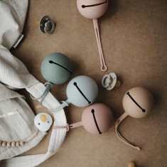 mushie-etui-na-smoczek-do-wozka-kula-ball-cloudy-mauve-moonstore