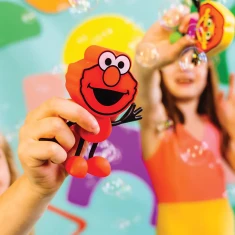 Glo Pals Postać do kąpieli Elmo - zestaw z dwiema kostkami sensorycznymi świecącymi w wodzie