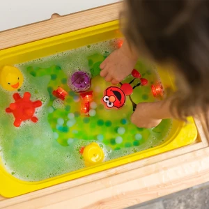 Glo Pals Postać do kąpieli Elmo - zestaw z dwiema kostkami sensorycznymi świecącymi w wodzie
