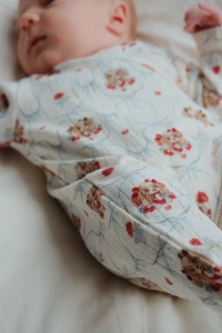 Konges Slojd - Piżamka z organicznej bawełny Newborn Onesie - PUPPY