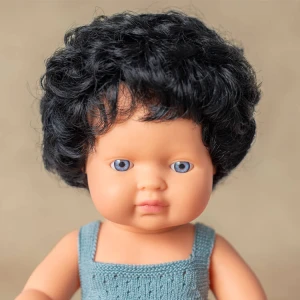 pol_pl_Lalka-chlopiec-Europejczyk-Czarne-Krecone-Wlosy-Colourful-Edition-38cm-Miniland-Doll-719_4.jpg