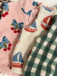 Konges Slojd - Bezrękawnik pluszowy Kamizelka Jody - AMARENA ROSE