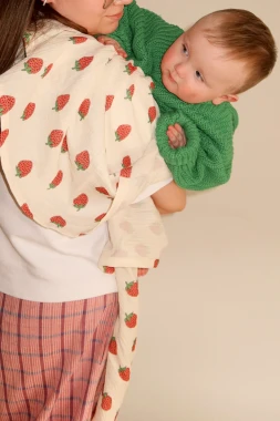 The Story Makers Otulacz muślinowy Truskawka